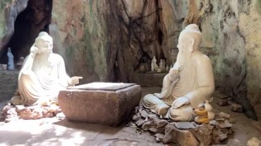 Bereketli yeşil tepeler ve uzaktaki kırsal manzarayla çevrili kayalık bir uçuruma tünemiş pagoda 'nın çarpıcı hava görüntüleri. Huzurlu sahne, doğal güzellikle kültürel mirası harmanlıyor..