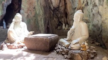 Bereketli yeşil tepeler ve uzaktaki kırsal manzarayla çevrili kayalık bir uçuruma tünemiş pagoda 'nın çarpıcı hava görüntüleri. Huzurlu sahne, doğal güzellikle kültürel mirası harmanlıyor..