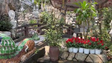 Bereketli yeşil tepeler ve uzaktaki kırsal manzarayla çevrili kayalık bir uçuruma tünemiş pagoda 'nın çarpıcı hava görüntüleri. Huzurlu sahne, doğal güzellikle kültürel mirası harmanlıyor..