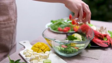 Istakoz tabağını süslemek için üzerine keskin bıçak serpiştirilmiş yeşil salata yaprakları serpin. Yüksek kalite 4k görüntü