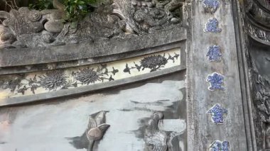 Bereketli yeşil tepeler ve uzaktaki kırsal manzarayla çevrili kayalık bir uçuruma tünemiş pagoda 'nın çarpıcı hava görüntüleri. Huzurlu sahne, doğal güzellikle kültürel mirası harmanlıyor..