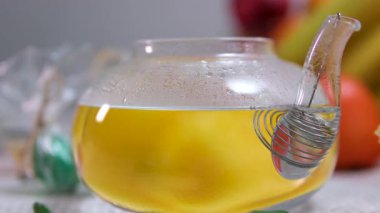 Bir fincan Black Milk Tea. Bitkisel Yaprak. Çay fincanına süt dökmek. Hint Masala Chai. Sabah Kahvaltısı Sıcak Çaydanlık. Sıcak çaydanlıkta çay sütü demliyorum. İngiliz kahvaltısı sıcak içecek Chai 