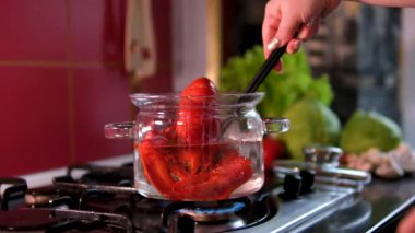 Tencereden maşayla çıkarılmış ıstakoz. Yüksek kalite 4k görüntü