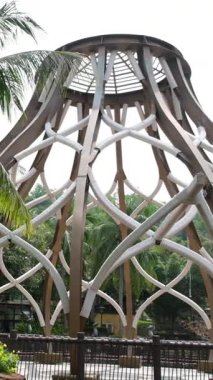 Atıkları ayırmak için çöp bidonları olan bir parktaki ahşap bir çardak. Phu Quoc Vietnam