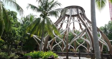 Atıkları ayırmak için çöp bidonları olan bir parktaki ahşap bir çardak. Phu Quoc Vietnam