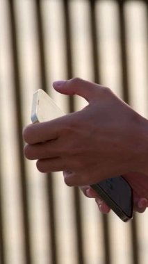 Yeşil Model Sahne Telefonu kullanan bir kadın. Guy Scrolls and Touches Explay, Watches News ve Scrolls through Social Media on Smartphone. Yüksek kaliteli FullHD görüntüler