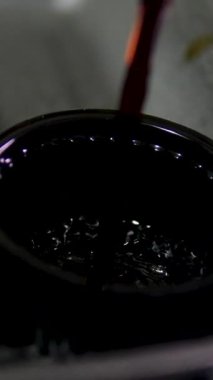 Siyah bir taş levha üzerinde lezzetli Japon suşisi ruloları. Yukarıdan bak. Çubuklar setten suşi alıp soya sosuna batırır. Farklı suşi türleri. Yaklaş, ağır çekim. Yüksek kalite