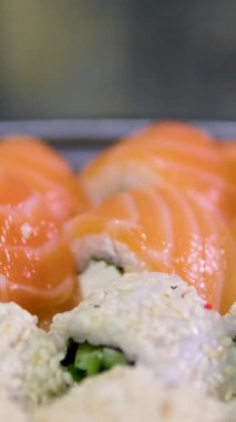 Bir tabakta farklı rulo suşi, Japon mutfağı yakın plan. Yüksek kalite 4k görüntü