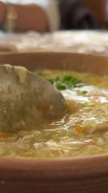 Taze yapılmış tavuk çorbası içiyorum. Yapışkan yumurta çorbası