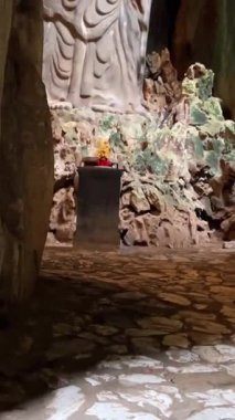 Turist gezileri farklı uluslara rehberlik eder. İnsanlar Mermer Dağ 'daki Budist tapınağını gezer. Buda tapınağının girişinin önünde. Da Nang, Vietnam 04.10.2025