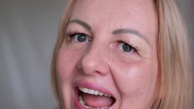 Güzel bir kadın eli dudaklarına temiz dudak kremi sürüyor. Kadının eliyle dudak parlatıcısı sürdüğü yakın plan video. Kadın dudak parlatıcısı sürüyor, yakın plan. Yüksek kalite 4k görüntü