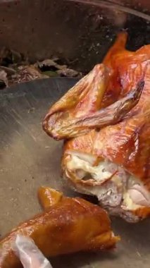 Restorandaki müşteriler için Pekin usulü ördek dilimleme işine yakın plan sokak yemekleri. Bir kaz doğra.