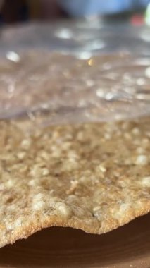 Paratha ve canlı ateşte kızartıyorlar. Ekmek. Ateşli ekmek. Çıtır çıtır ekmekli el 