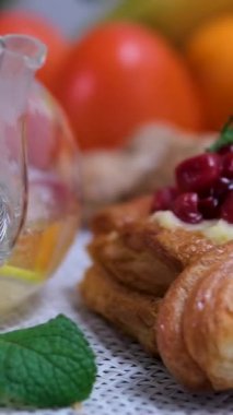 Sarı saplı cam bir fincanda baharatlı limon çayının dönüşümlü görüntüsü. Kirazlı nane limon çayı.