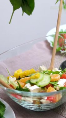 Istakoz tabağını süslemek için üzerine keskin bıçak serpiştirilmiş yeşil salata yaprakları serpin. Yüksek kalite 4k görüntü