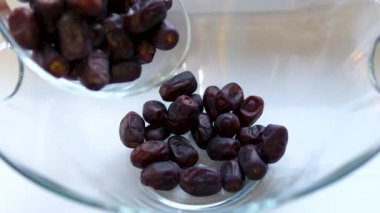 Glass Bowl 'daki Elle Uzanan Tarihlerin Yakın Çekimi. Yüksek kalite 4k görüntü