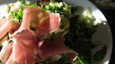 Prosciutto jamon salatası yeşil yaprak marulu salata, domates, salata sosu aperatifleri fotokopi masasında yemek atıştırmalığı arka planda kırsal arka plan kırsal kesim keto veya paleo diyeti. Yüksek kalite 4k