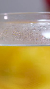 Bir fincan Black Milk Tea. Bitkisel Yaprak. Çay fincanına süt dökmek. Hint Masala Chai. Sabah Kahvaltısı Sıcak Çaydanlık. Sıcak çaydanlıkta çay sütü demliyorum. İngiliz kahvaltısı sıcak içecek Chai 