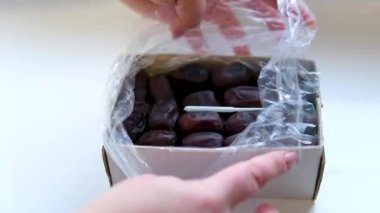 Açılış tarihleri kutusu yakın çekim cam kasede, el uzanıyor. Yüksek kalite 4k görüntü