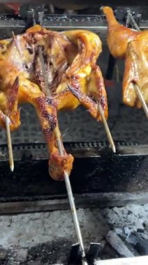 Tükürük Sokağı Fast Food 'daki kaz. Kızarmış ördekler ızgara yapıyor. Yüksek kalite 4k görüntü
