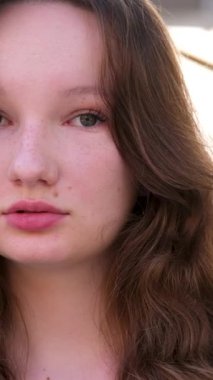 Gün batımında kadınların yüzünü kapatın, güzel yeşil gözler, portre, açık hava, güneş ışığı, ağır çekim. Yüksek kaliteli FullHD görüntüler