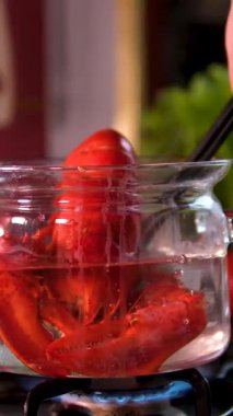 Tencereden maşayla çıkarılmış ıstakoz. Yüksek kalite 4k görüntü