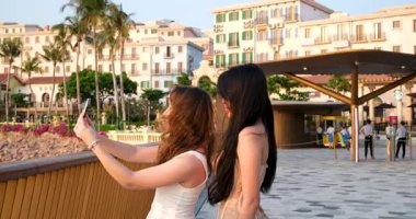 İki Asyalı Avrupalı kız selfie çekiyor. Kadınlar, arkadaşlar ve özçekim sahilde tatil ya da sosyal medya, bağlantı ya da eğlence için. Kadın kişi, dijital cihaz ve bağlanmak için birlikte mutlular.,