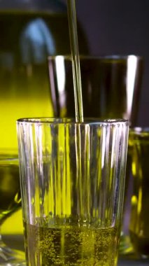 Ayçiçeği ya da zeytinyağı kızartma tavasına ya da yavaş çekimde pişirmek için salataya dökülür. Yüksek kalite 4k görüntü