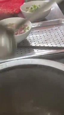 Po çorbasını ustalıkla dök kepçeleri tencereden buharda pişirerek, paylaşılan yemeğin özünü yakala. Haşlanmış et suyunda pişmiş et.
