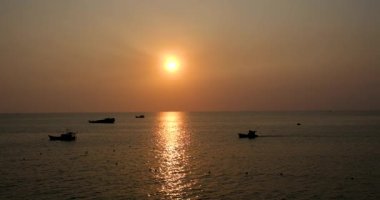 Deniz suyu yüzeyi gün batımı. Altın deniz suyunun düşük açılı görüntüsü. Güneş parlıyor. Soyut deniz yaz okyanusu doğası. Tatil, tatil ve seyahat konsepti. Hiç kimse. Ağır çekim. Hava ve iklim 