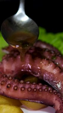 Ahtapot pişirme, aşçı restoran mutfağında taze ahtapot kaynatma, sağlıklı yiyecekler, İspanya 'da deniz ürünleri kafe, geleneksel Asya Japon İspanyolcası ve Akdeniz yemeği. Yüksek kalite 4k görüntü