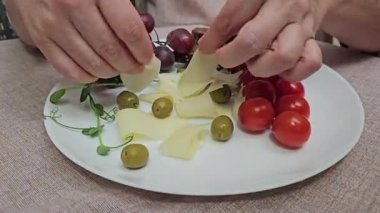 Kadınlar bahçede geleneksel Türk kahvaltısını seviyor. Etrafı yeşilliklerle çevrili bir masada oturuyor. Tabakta taze ekmek, peynir, zeytin, domates, salatalık, yumurta var.,