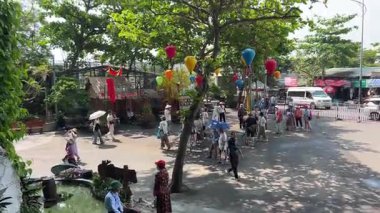 Mermer Dağlar, turistlerin girişi farklı milletlerden insanların Da Nang Vietnam 'daki dağlarda gezintiye çıkmaya çabalaması 04.12.2025