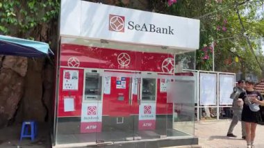 Mermer Dağlar, turistlerin girişi farklı milletlerden insanların Da Nang Vietnam 'daki dağlarda gezintiye çıkmaya çabalaması 04.12.2025