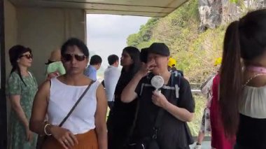 Marble Dağları, etüristler turist gezilerinde asansör girişi ile yükselişe geçtiler. Milletler Da Nang Vietnam 'da 04.12.2025' te dağlarda gezintiye çıkmaya çalıştı.