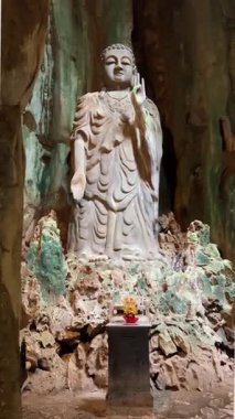 Bereketli yeşil tepeler ve uzaktaki kırsal manzarayla çevrili kayalık bir uçuruma tünemiş pagoda 'nın çarpıcı hava görüntüleri. Huzurlu sahne, doğal güzellikle kültürel mirası harmanlıyor..