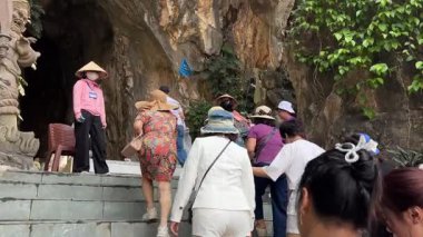 Mermer Dağlar, turistlerin girişi farklı milletlerden insanların Da Nang Vietnam 'daki dağlarda gezintiye çıkmaya çabalaması 04.12.2025