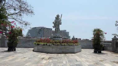 Bereketli yeşil tepeler ve uzaktaki kırsal manzarayla çevrili kayalık bir uçuruma tünemiş pagoda 'nın çarpıcı hava görüntüleri. Huzurlu sahne, doğal güzellikle kültürel mirası harmanlıyor..