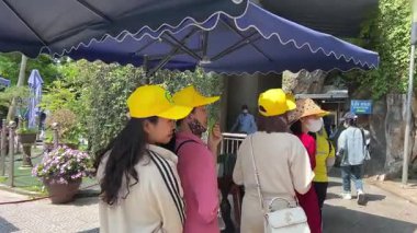 Mermer Dağlar, turistlerin girişi farklı milletlerden insanların Da Nang Vietnam 'daki dağlarda gezintiye çıkmaya çabalaması 04.12.2025