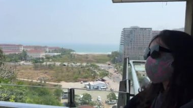 Marble Dağları, etüristler turist gezilerinde asansör girişi ile yükselişe geçtiler. Milletler Da Nang Vietnam 'da 04.12.2025' te dağlarda gezintiye çıkmaya çalıştı.