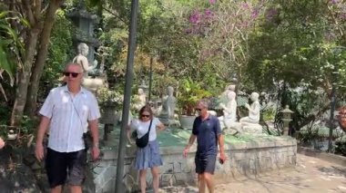 Marble Dağları, etüristler turist gezilerinde asansör girişi ile yükselişe geçtiler. Milletler Da Nang Vietnam 'da 04.12.2025' te dağlarda gezintiye çıkmaya çalıştı.