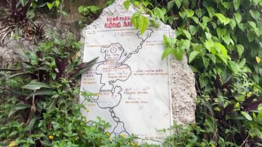 Mermer Dağlar, turistlerin girişi farklı milletlerden insanların Da Nang Vietnam 'daki dağlarda gezintiye çıkmaya çabalaması 04.12.2025