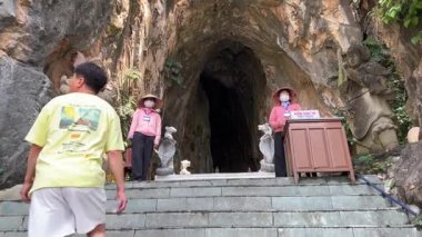 Mermer Dağlar, turistlerin girişi farklı milletlerden insanların Da Nang Vietnam 'daki dağlarda gezintiye çıkmaya çabalaması 04.12.2025