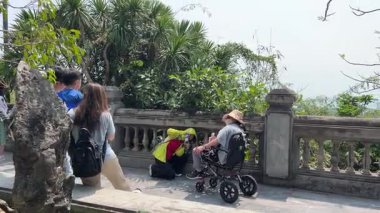 Marble Dağları, etüristler turist gezilerinde asansör girişi ile yükselişe geçtiler. Milletler Da Nang Vietnam 'da 04.12.2025' te dağlarda gezintiye çıkmaya çalıştı.