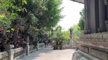 Bereketli yeşil tepeler ve uzaktaki kırsal manzarayla çevrili kayalık bir uçuruma tünemiş pagoda 'nın çarpıcı hava görüntüleri. Huzurlu sahne, doğal güzellikle kültürel mirası harmanlıyor..