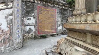Bereketli yeşil tepeler ve uzaktaki kırsal manzarayla çevrili kayalık bir uçuruma tünemiş pagoda 'nın çarpıcı hava görüntüleri. Huzurlu sahne, doğal güzellikle kültürel mirası harmanlıyor..