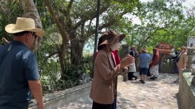 Marble Dağları, etüristler turist gezilerinde asansör girişi ile yükselişe geçtiler. Milletler Da Nang Vietnam 'da 04.12.2025' te dağlarda gezintiye çıkmaya çalıştı.