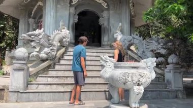 Marble Dağları, etüristler turist gezilerinde asansör girişi ile yükselişe geçtiler. Milletler Da Nang Vietnam 'da 04.12.2025' te dağlarda gezintiye çıkmaya çalıştı.