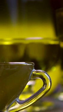 Sarı üzerine bir şişe zeytinyağı ve zeytin yaprağı. Yüksek kalite 4k görüntü