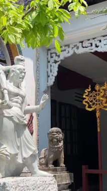 Turist gezileri farklı uluslara rehberlik eder. İnsanlar Mermer Dağ 'daki Budist tapınağını gezer. Buda tapınağının girişinin önünde. Da Nang, Vietnam 04.10.2025